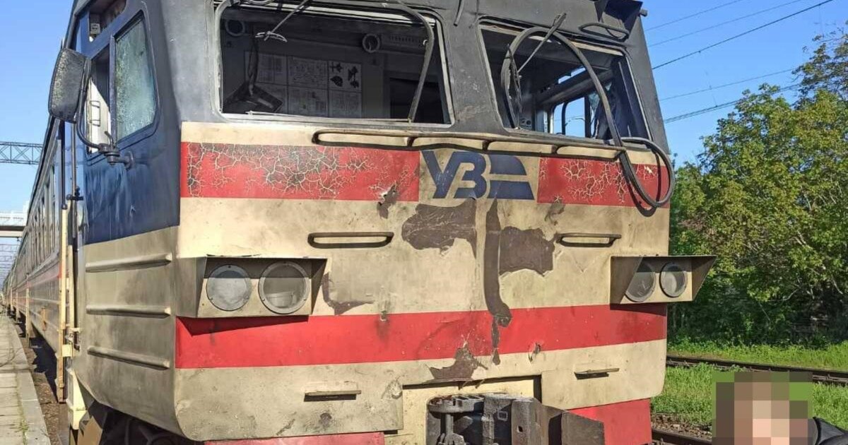 Ворожий дрон вдарив біля поїзда Одеса — Дніпро: пасажирів урятувала миттєва евакуація - фото 1