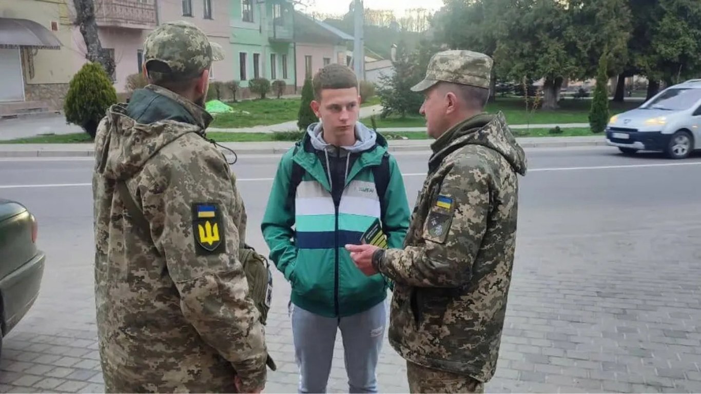 Криваве «оповіщення»: у Нововолинську чоловік з ножем напав на військових ТЦК - фото 1