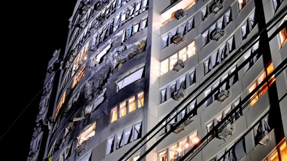Нічний удар по Одесі: ворожий обстріл понівечив багатоповерхівку та поранив 17 людей - фото 1