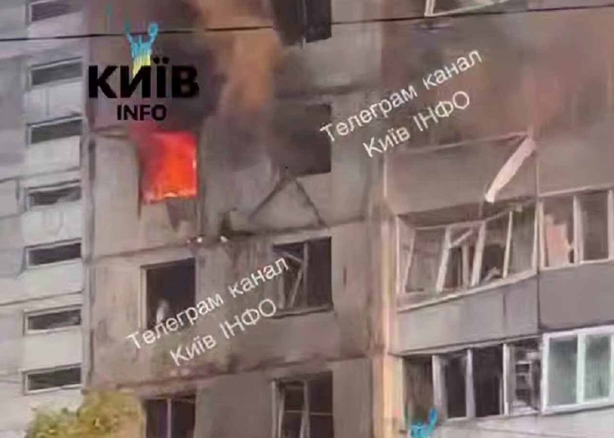 Учинили пожежу на шість поверхів: у Голосіївському районі Києва ворожий дрон влучив у дев'ятиповерхівку - фото 1