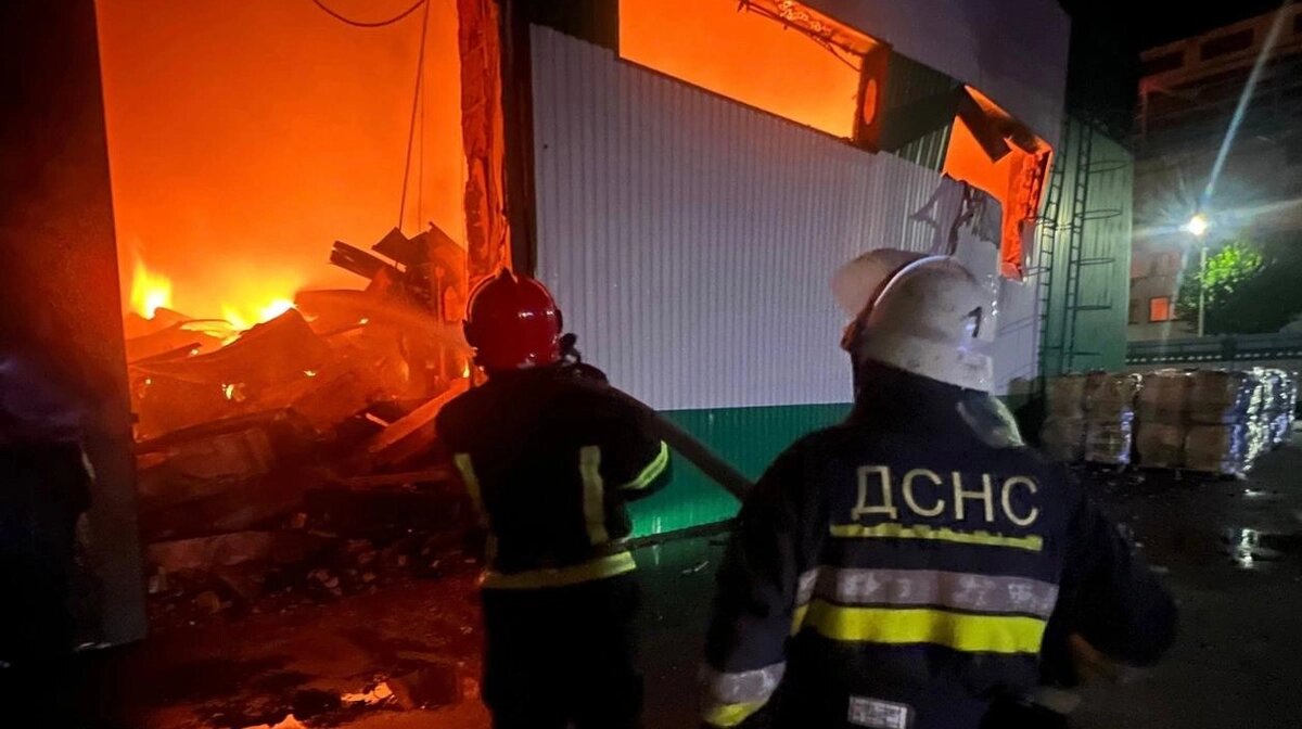 Нічна атака на Київщину: палали харчове підприємство у Білій Церкві та вантажівки в столиці - фото 1