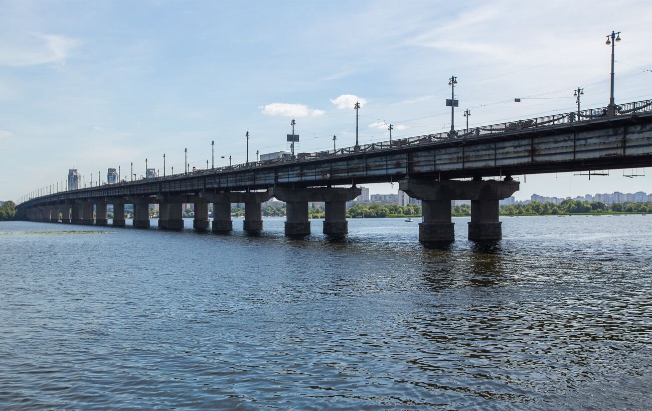 Готуйтеся до заторів: у Києві на вихідні частково перекриють міст Патона - фото 1