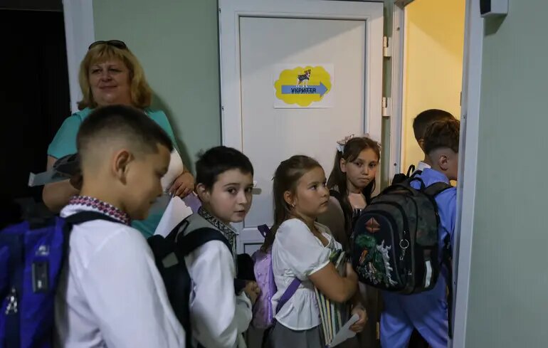Школа як підводний човен: як Київ намагається зберегти очне навчання під час обстрілів - фото 1