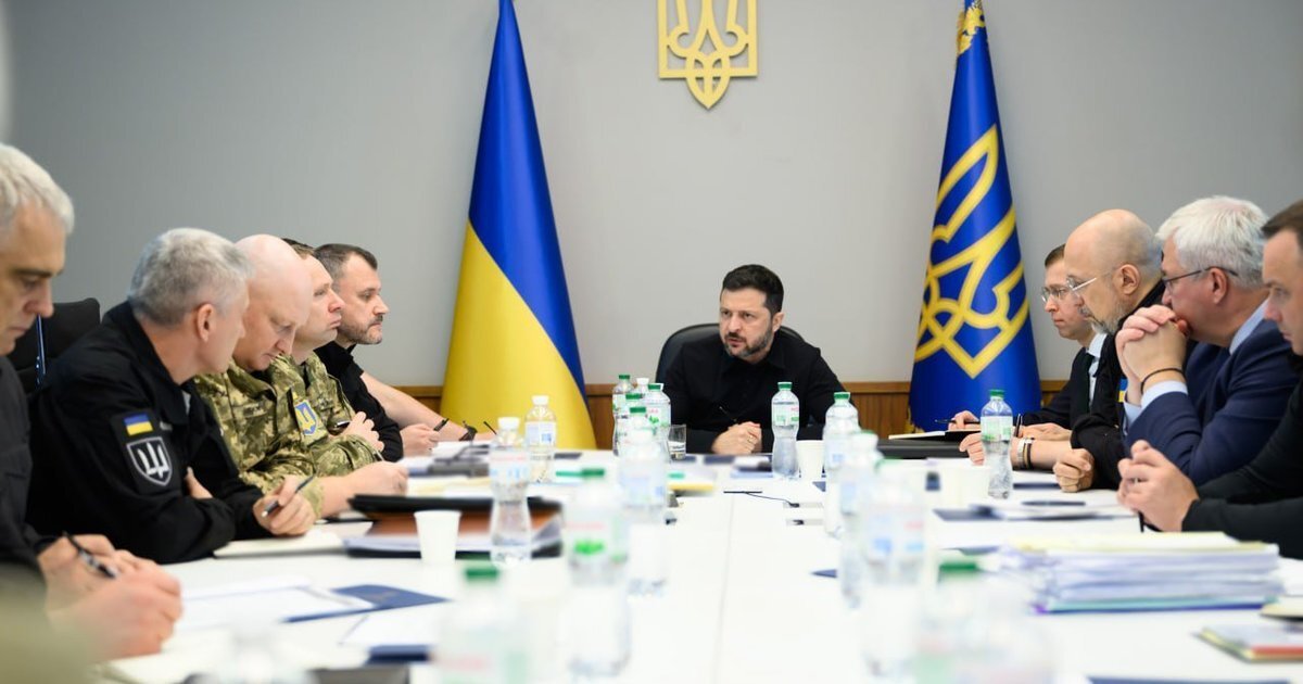 Захист колій, заправок і заводу: Зеленський зібрав Ставку через загрозу нових ударів - фото 1