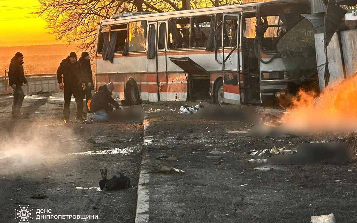 Удар ворожого дрона по автобусу на Дніпропетровщині: загинули п'ятеро людей - фото 1