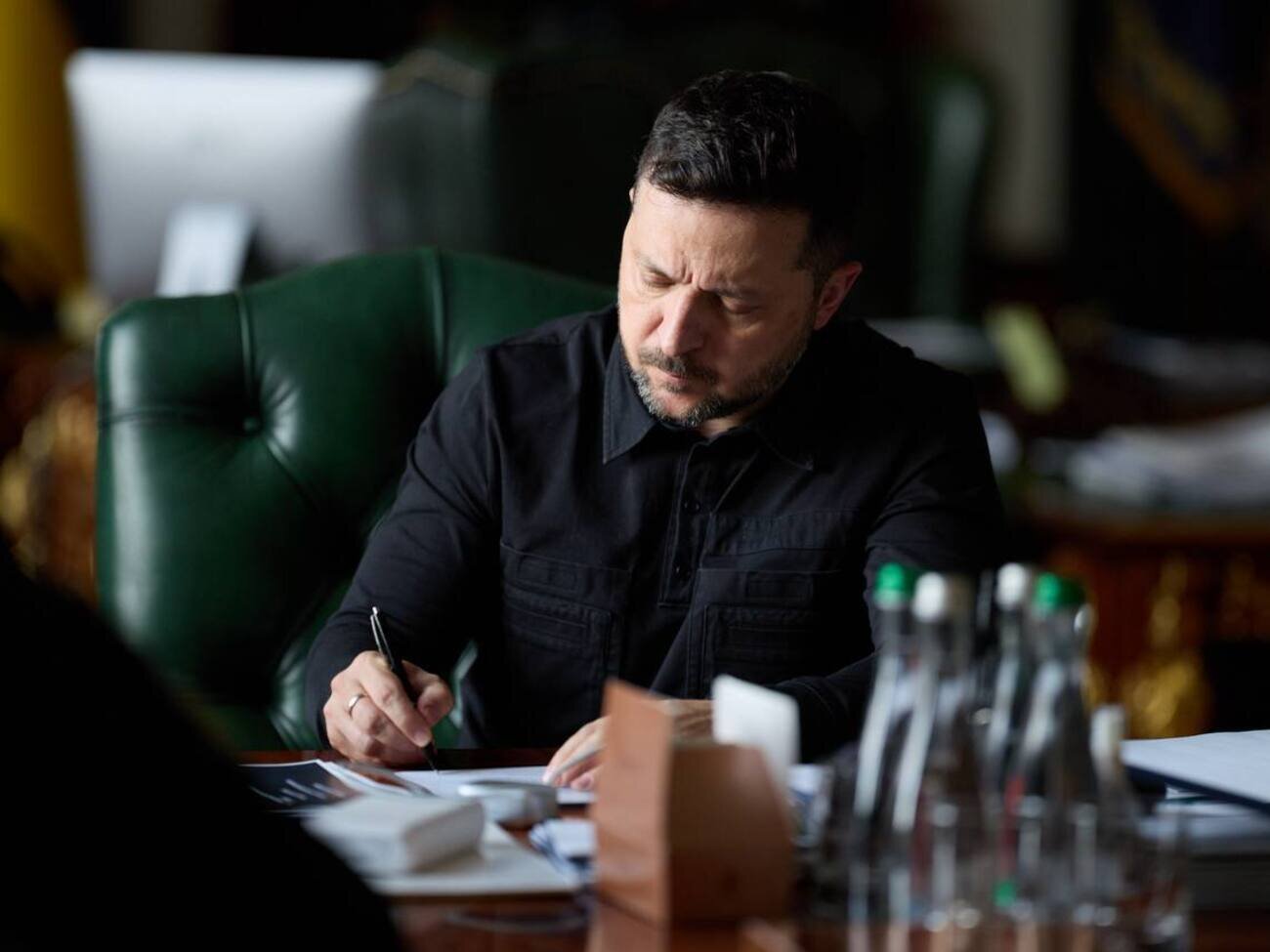 Кінець «службам безпеки банку»: Зеленський підписав закон про кримінальну відповідальність для шахрайських кол-центрів - фото 1