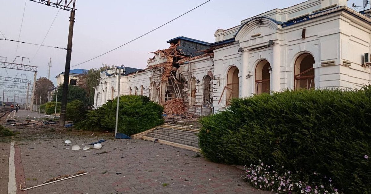 Російські дрони знову зацікавилися залізницею: пошкоджено вокзал на Харківщині та київську електричку - фото 1