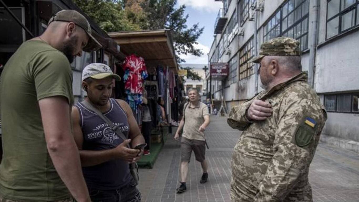 Зливала локації ТЦК для 29 підписників: на Харківщині судили адмінку Telegram-каналу - фото 1
