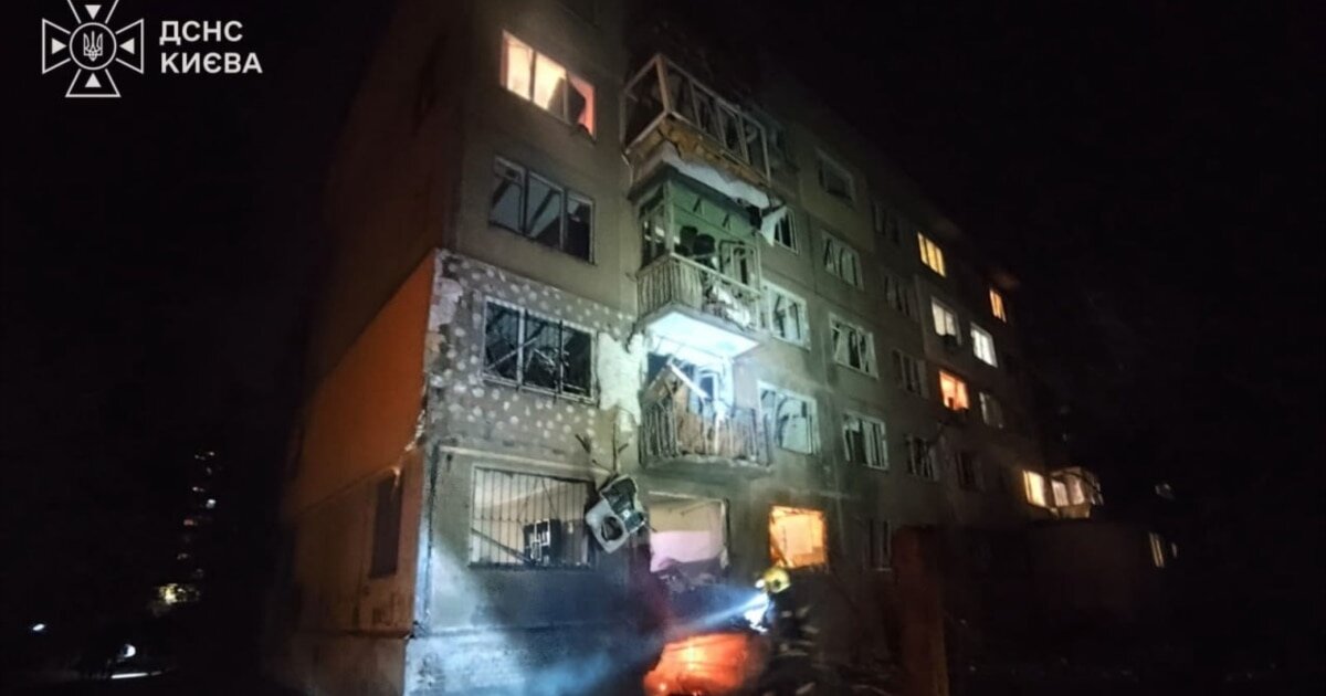 Нічний обстріл столиці: у двох районах Києва впали уламки, є поранені - фото 1