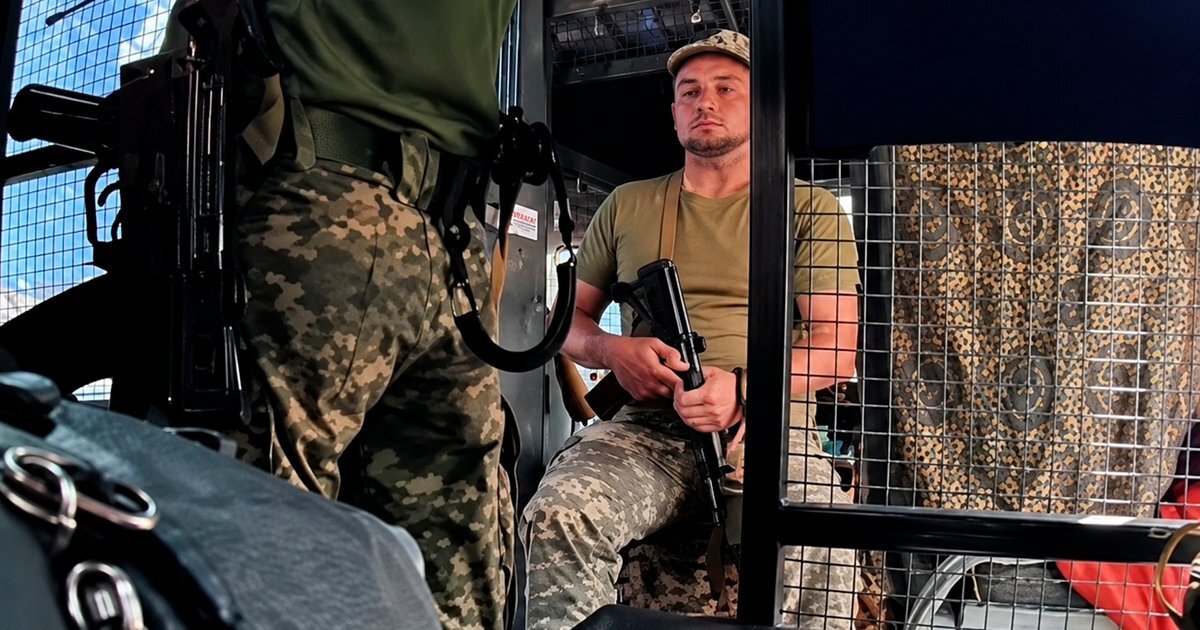 «Щоб не розбіглися по дорозі»: офіцер ЗСУ показав автобус із ґратами для новобранців - фото 1