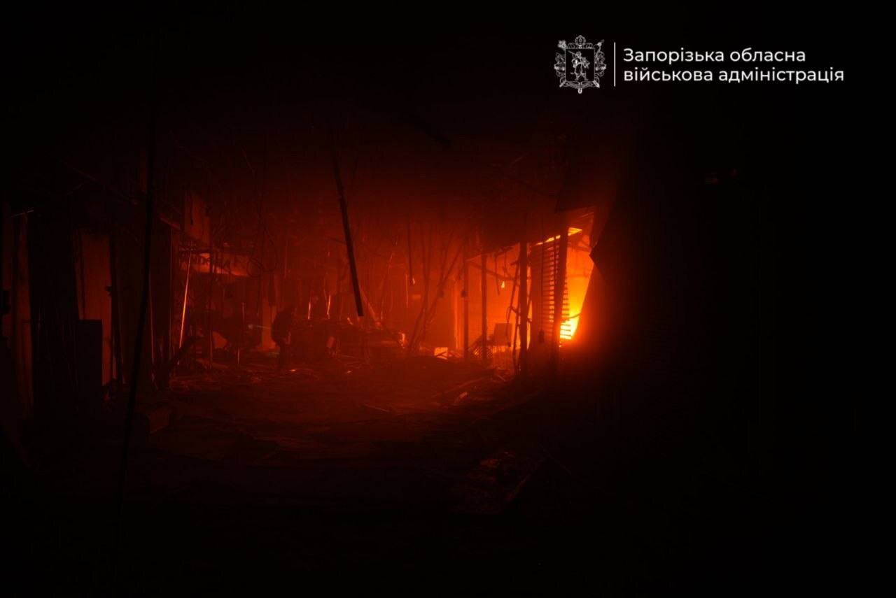 Черговий «військовий об'єкт»: росіяни вдарили по торговельному центру в Запоріжжі - фото 1
