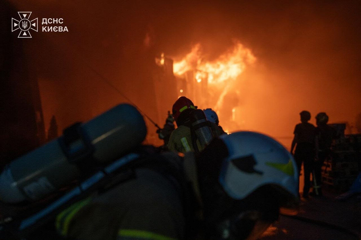 Нічна атака 161 дроном: у Києві та Запоріжжі палають висотки й ТРЦ, є багато поранених - фото 1