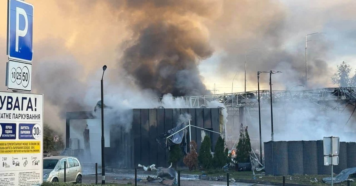 Ранковий наліт ворожих дронів на Київ: у лікарні помер поранений чоловік, є руйнування - фото 1