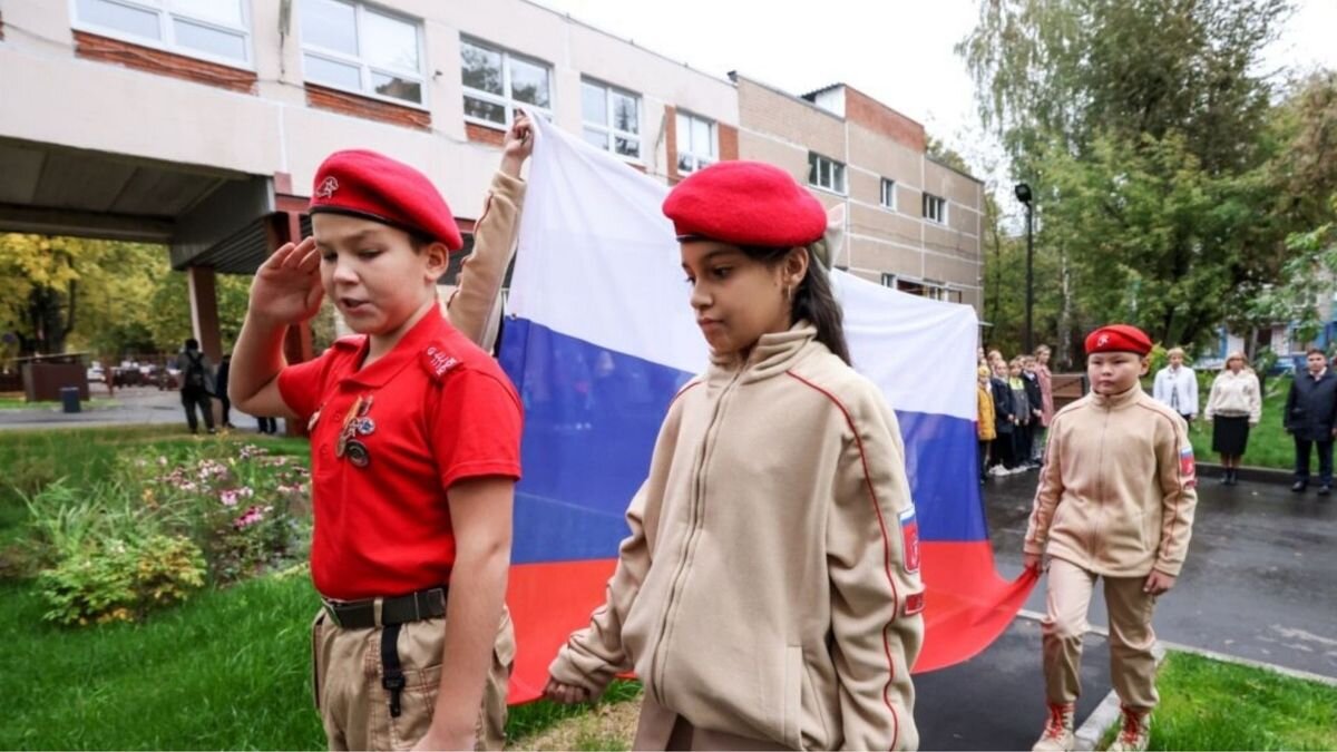 Менше англійської, більше «скрєп»: як Кремль перетворює школи на військові казарми - фото 1