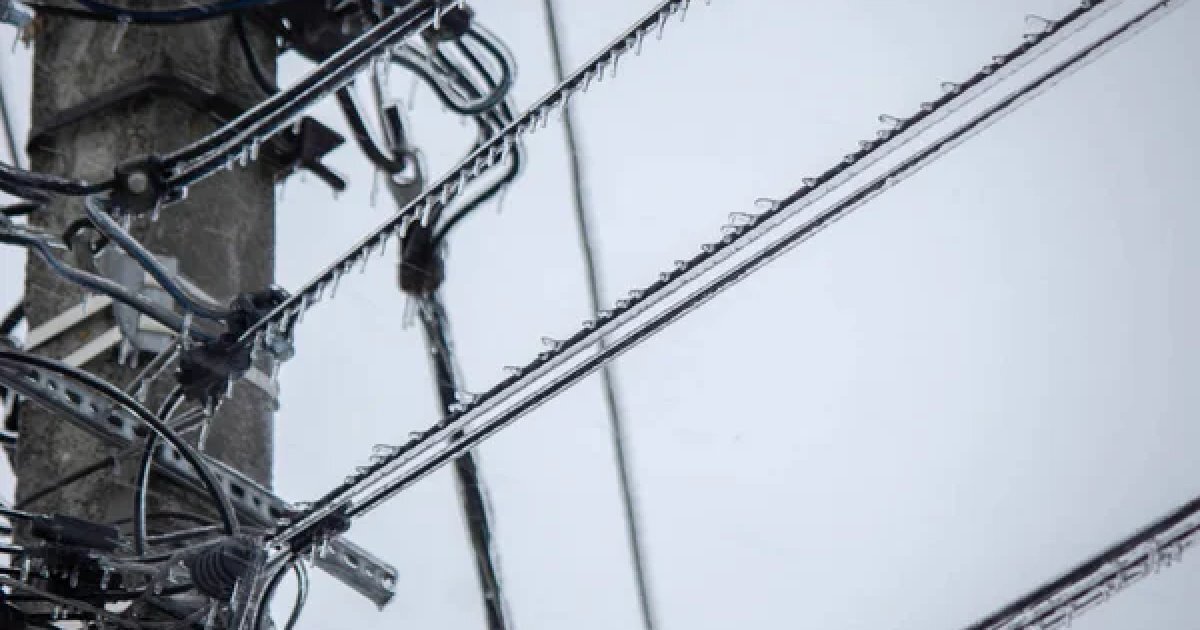 Обстріли та шторм позбавили світла вісім областей України: яка ситуація в регіонах - фото 1