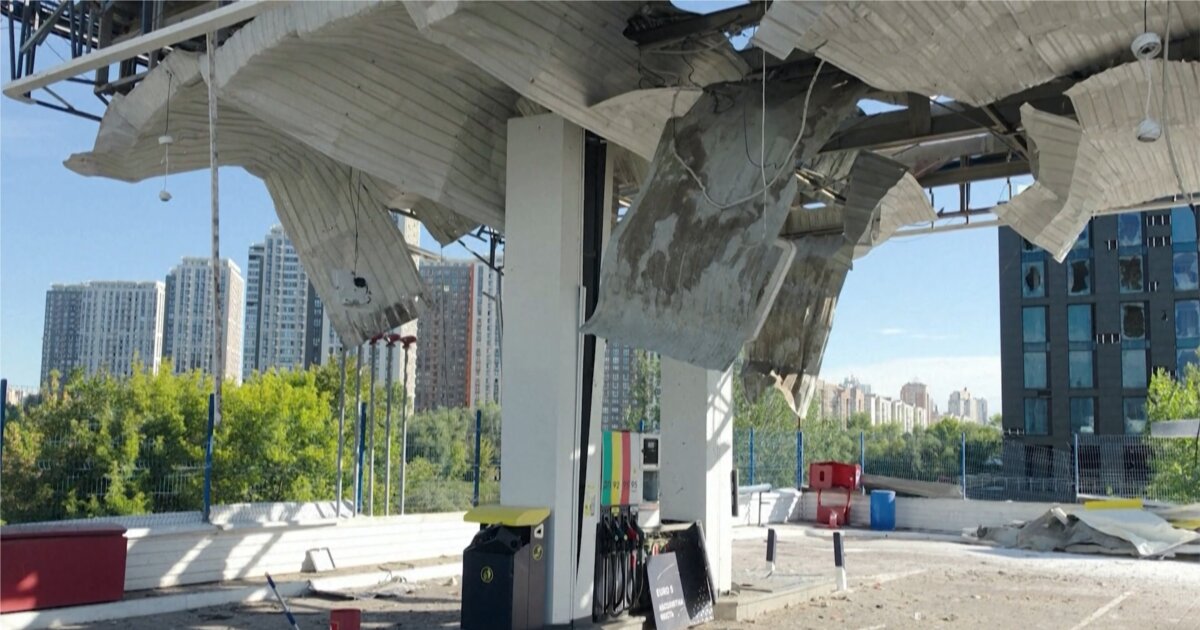 Приціл на заправки: навіщо Росія системно атакує АЗС у Києві та чи чекати на дефіцит - фото 1