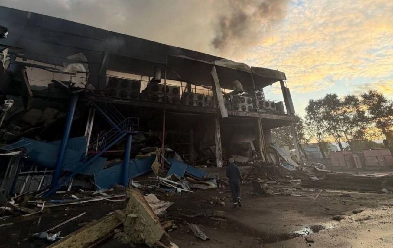 У Києві російським ударом вщент знищено склад мережі «Сушия» - фото 1