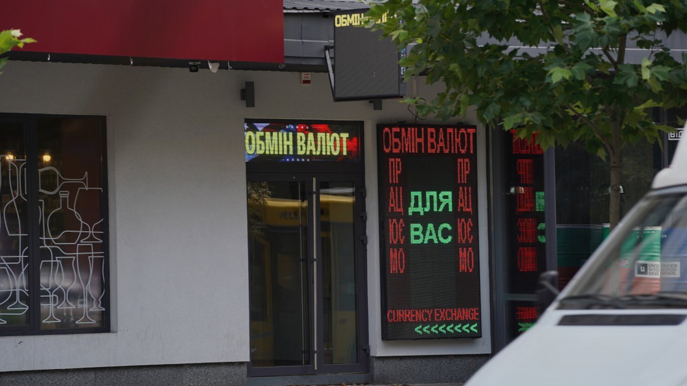 Гривня відвоювала позиції: Нацбанк відкотив курси долара та євро - фото 1