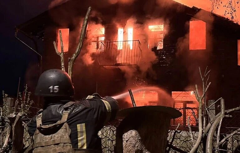 Нічний удар по Києву: у Солом'янському районі палає навчальний заклад, є влучання на Печерську - фото 1
