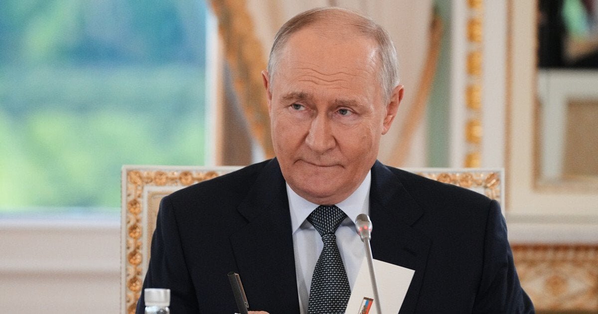 Гриф таємності замість ППО: Путін засекретив стан російських НПЗ після атак дронів - фото 1