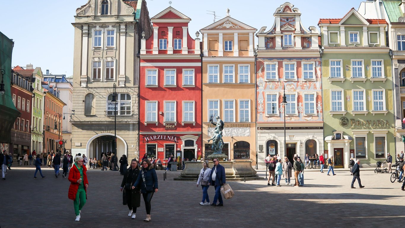 Гроші, діти та штамп у реєстрі: що змінюється для українців у Польщі з 1 жовтня - фото 1