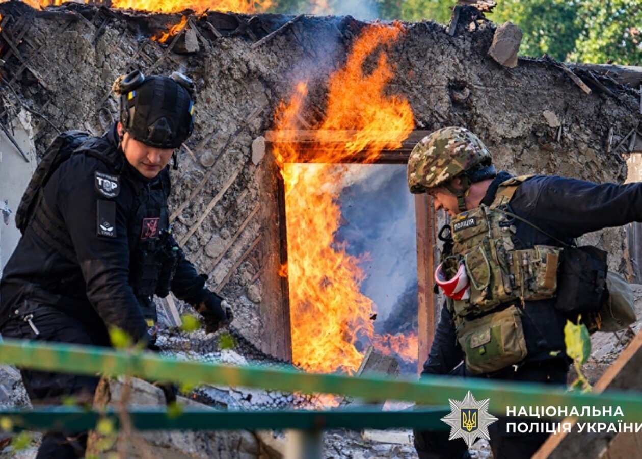 Удар по ТРЦ у середмісті Сум: є загиблі та поранені внаслідок чергової атаки РФ - фото 1