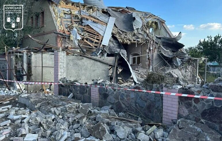 Удар шістьма КАБами по Сумах: пошкоджено підприємство та житлові будинки, є дані про поранених - фото 1