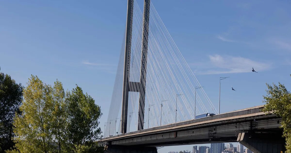 Удар по Південному мосту в Києві: росіяни знову цілили в ключову переправу столиці - фото 1