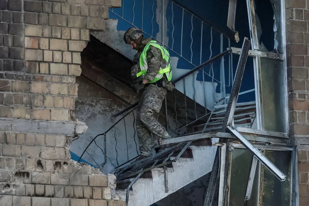 У Києві ворожий дрон влучив у школу: дітей урятувало вчасно знайдене укриття - фото 1