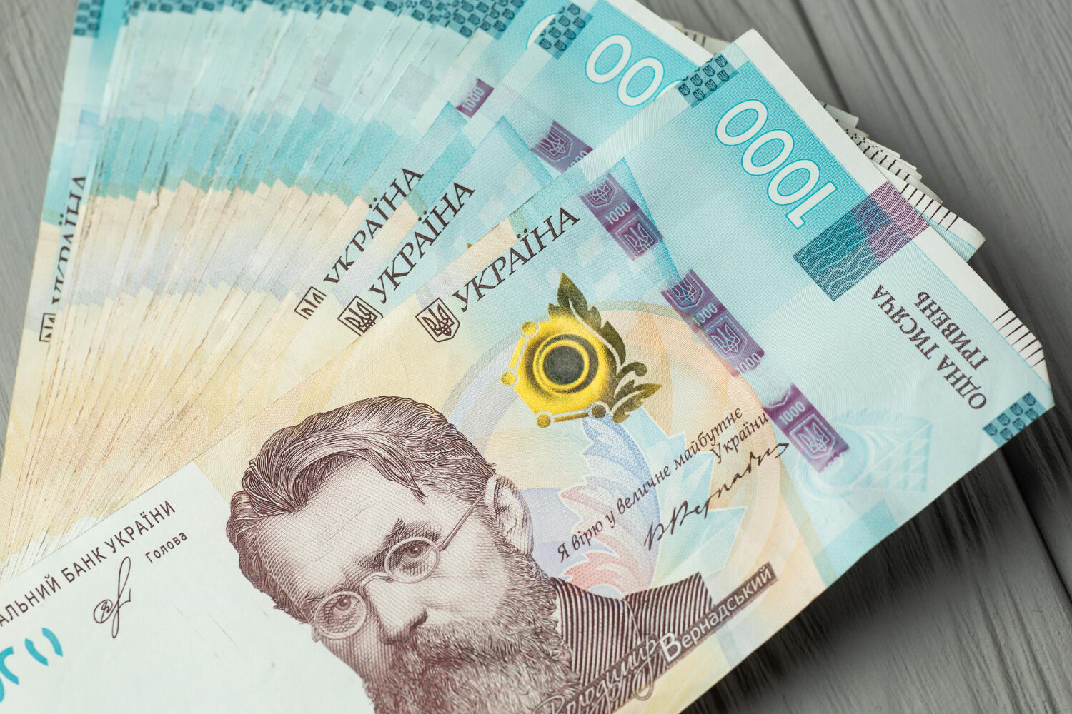 Майже 32 тисячі на папері: кому в Україні платять найбільше, а хто пасе задніх - фото 1