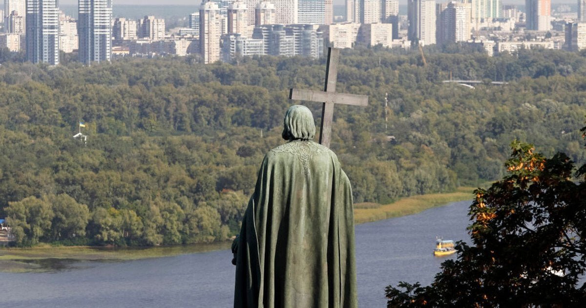 Черговий вечір під звуки ППО: в Оболонському районі Києва після атаки спалахнув дах багатоповерхівки - фото 1