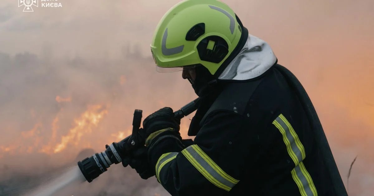 Нічна атака «шахедів» на Київ: у Деснянському районі після падіння уламків спалахнула пожежа - фото 1