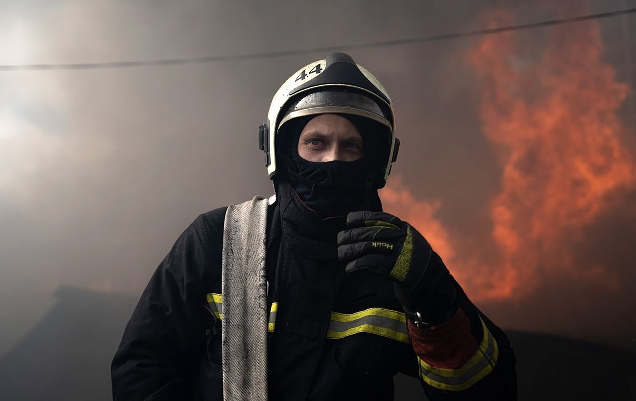 Удар по житловому будинку в Запоріжжі: росіяни поцілили у багатоповерхівку, є поранені - фото 1