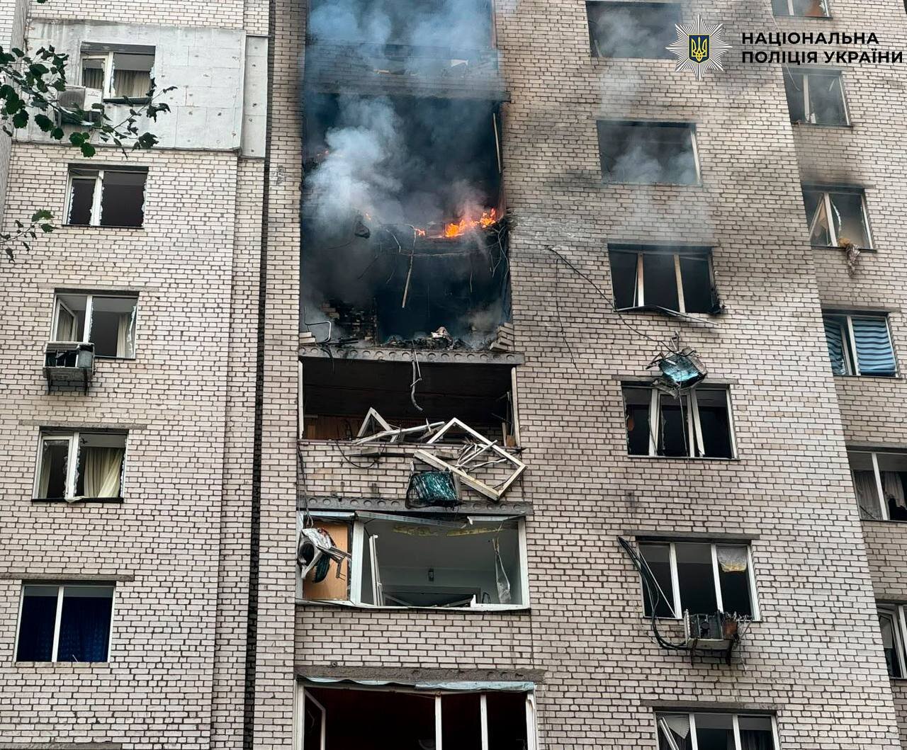 Нічний удар по Києву: ворожий дрон уперся в багатоповерхівку, загинув підліток - фото 1