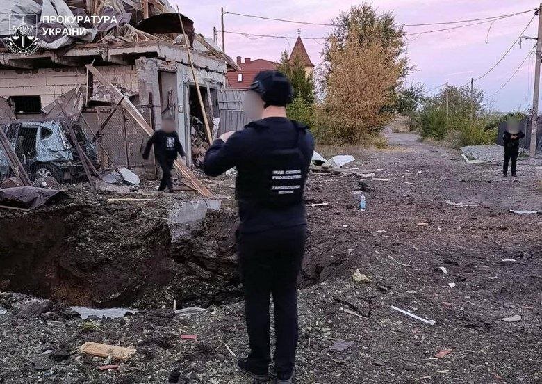 Ракети та FPV-дрони по цивільних: росіяни ввечері масовано вдарили по Запоріжжю - фото 1