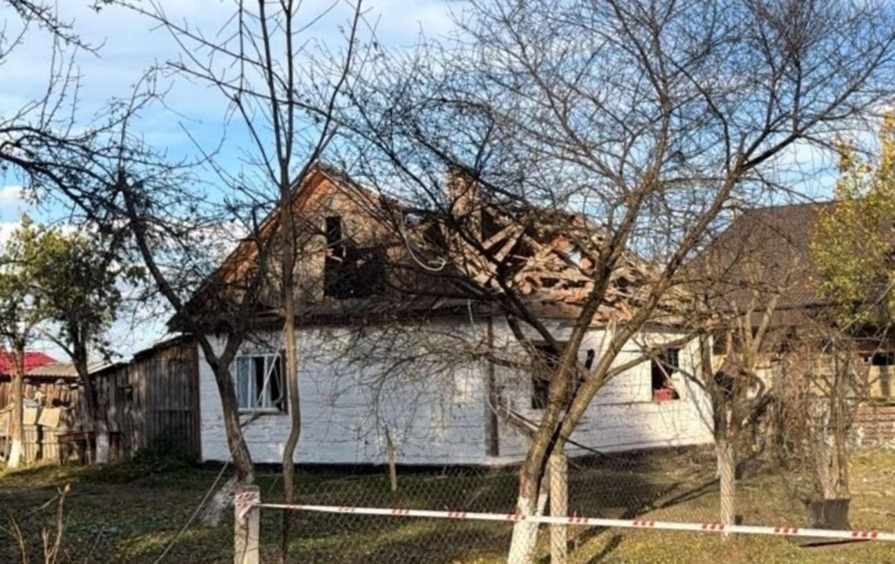 Обстріл житлового будинку на Рівненщині: постраждала багатодітна родина, дитина у важкому стані - фото 1