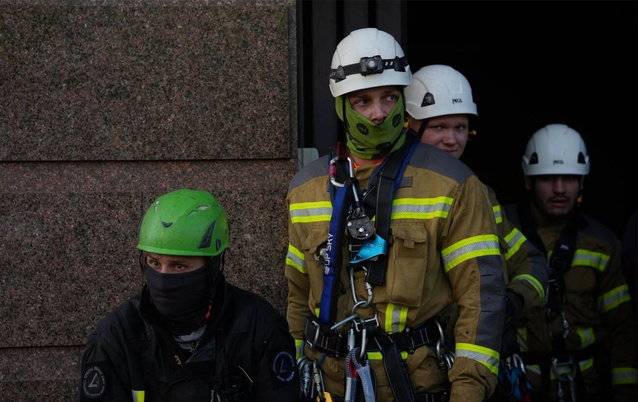 Удар по п'ятиповерхівці в Запоріжжі: під завалами шукають людей - фото 1