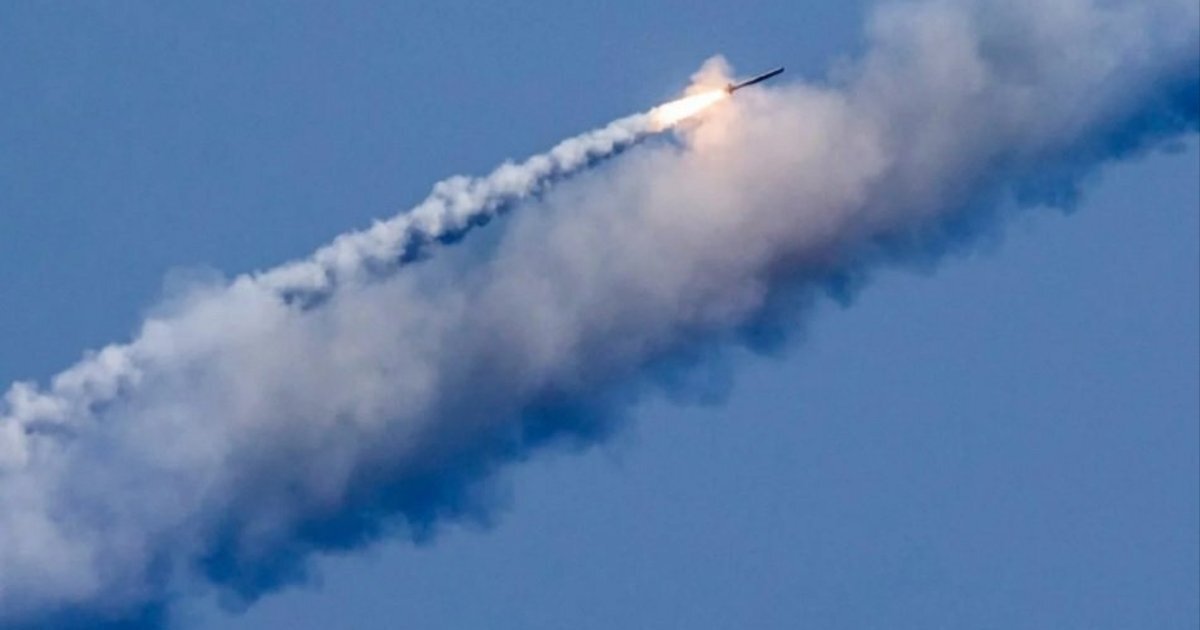 Ракетний удар по Оболоні: у Києві спалахнув ресторан, є поранені - фото 1