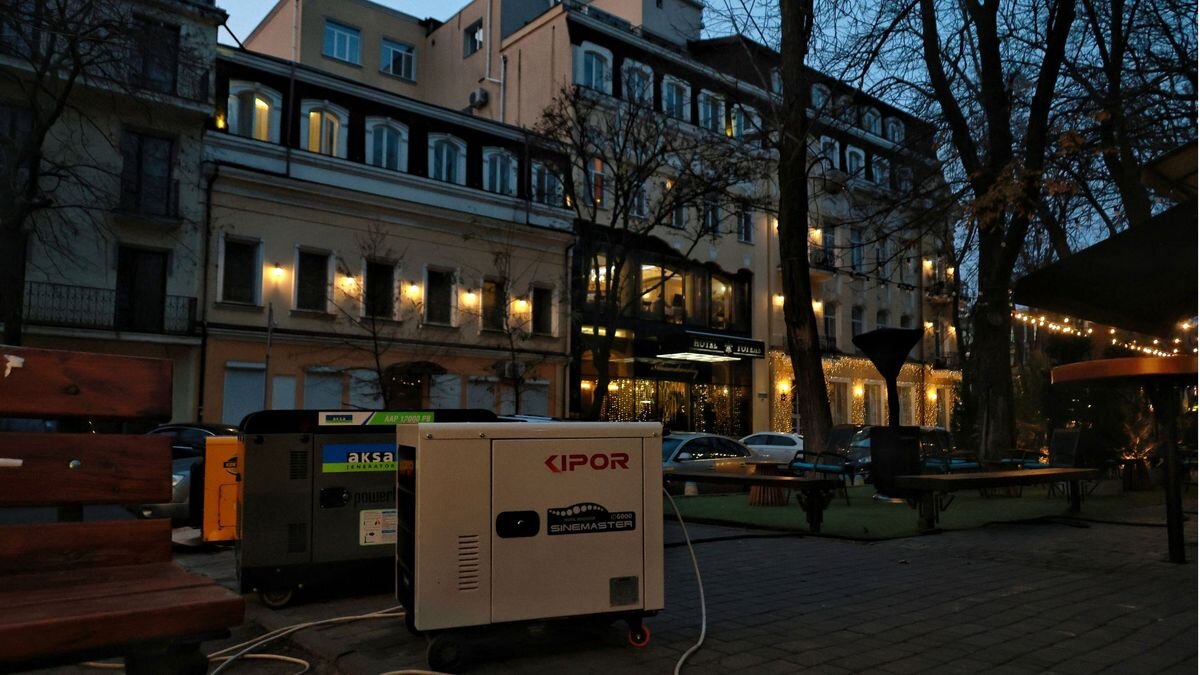 Світло є, але доправити важко: Росія змінила тактику ударів по енергетиці України - фото 1
