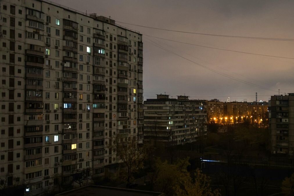 Удар по енергетиці: частина Києва залишилася без світла, води та транспорту - фото 1