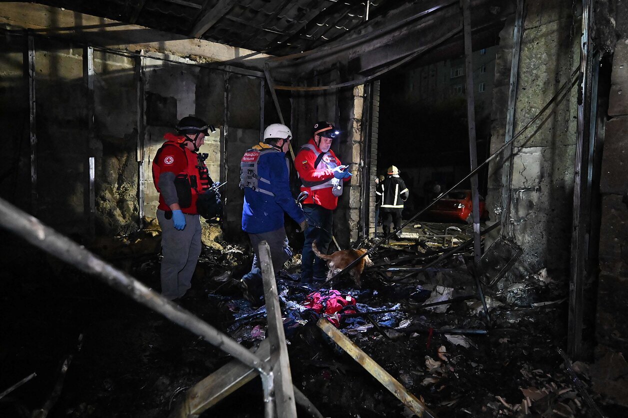 Удар по Пісочину під Харковом: ракета влучила біля крамниці, є загиблі та десятки поранених - фото 1