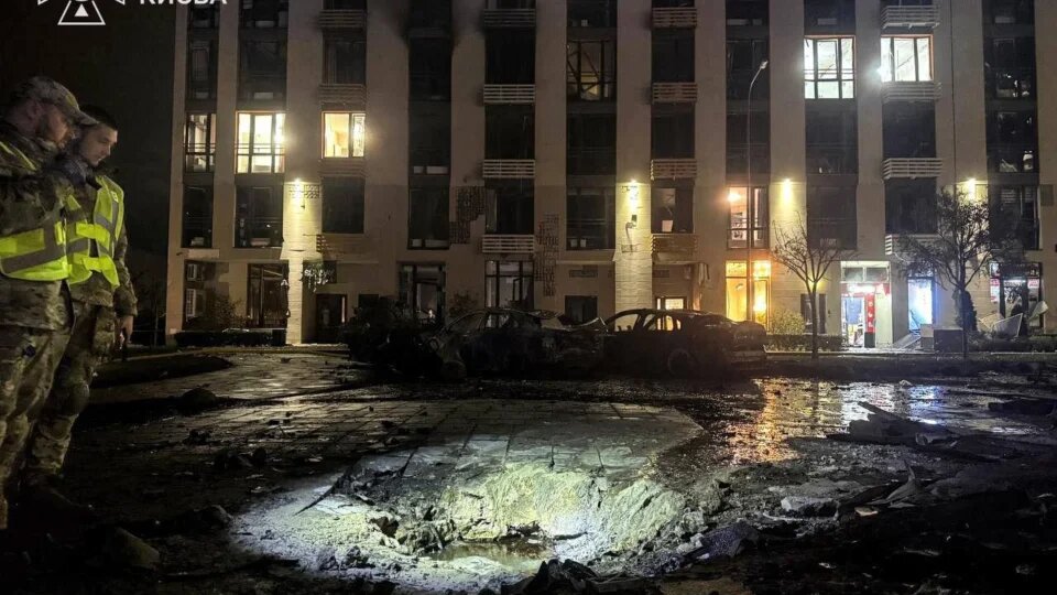 Нерозірваний «подарунок» у дворі: на Оболоні сапери дістали бойову частину балістичної ракети - фото 1