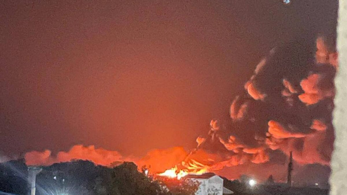 Нічна тривога в столиці: у Києві впали й зайнялися уламки ворожого безпілотника - фото 1