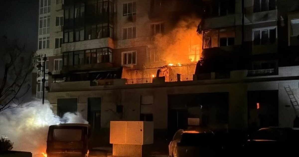 Нічний наліт на Умань: падіння дрона підпалило багатоповерхівку та склади, є поранені - фото 1
