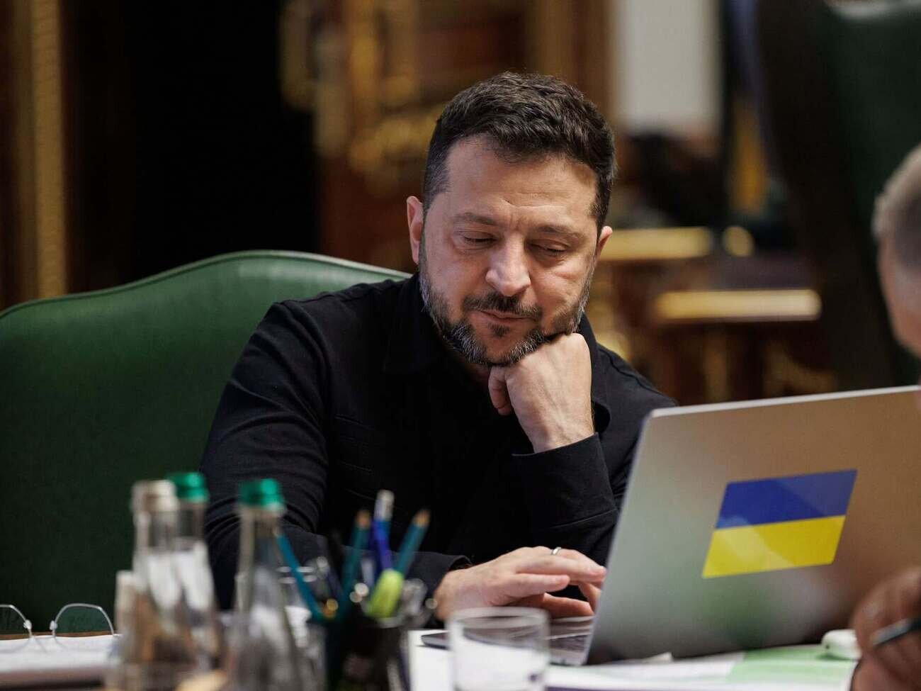 «Це моя відповідь»: Зеленський красномовно відреагував на запитання, чи зробив Трамп із нього «цапа-відбувайла» - фото 1