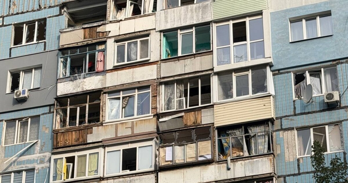 Удар по житлових кварталах Дніпра: пошкоджено багатоповерхівку, є загиблий - фото 1