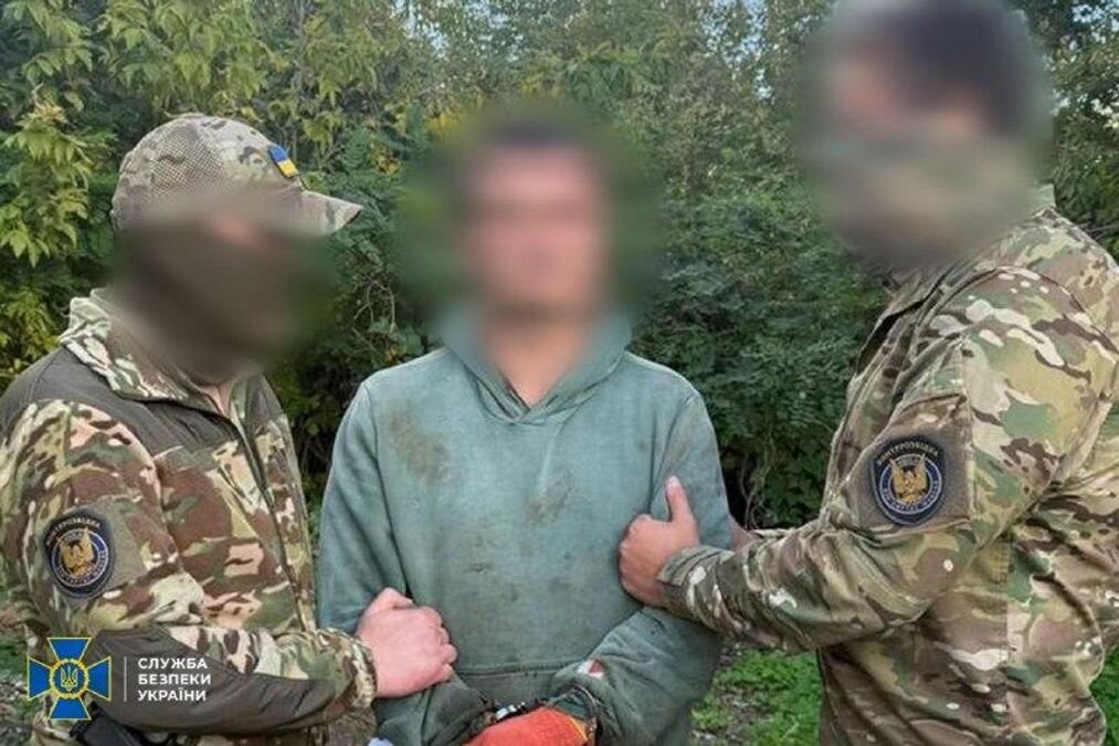 Доставка вибухівки дронами: під Харковом СБУ затримала агента ГРУ, який маскував бомби під акумулятори - фото 1
