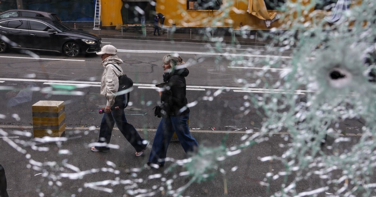 Подвійний удар балістикою по Києву та області: загинула 21-річна дівчина, пошкоджено метро й житлові будинки - фото 1
