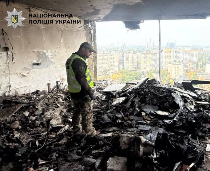 Удар по багатоповерхівці в Деснянському районі Києва: двоє загиблих, понад два десятки врятованих - фото 1