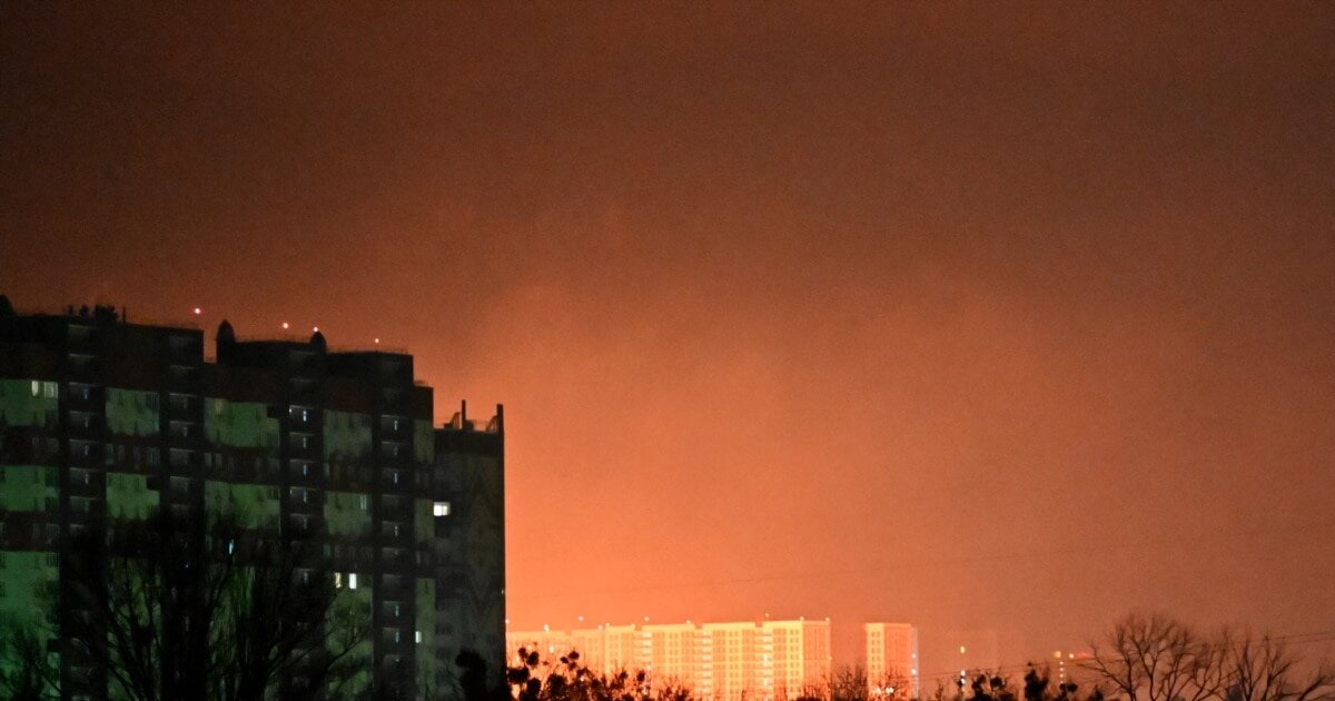 Вечірній удар по Києву: у Дніпровському районі понівечено будинки та АЗС, є постраждалі - фото 1